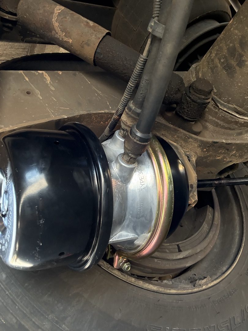 Air brake chamber installed on rear axle